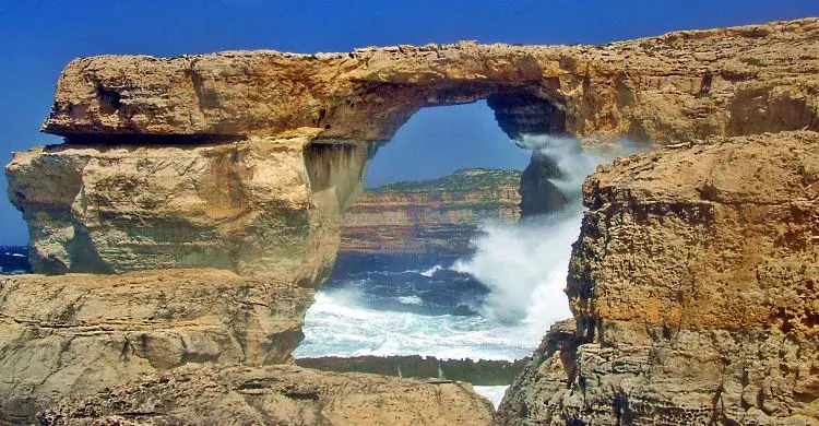 Das Azure Window war ein natürlicher Steinbogen am Meer, an der Küste der Insel Comino in Malta. 