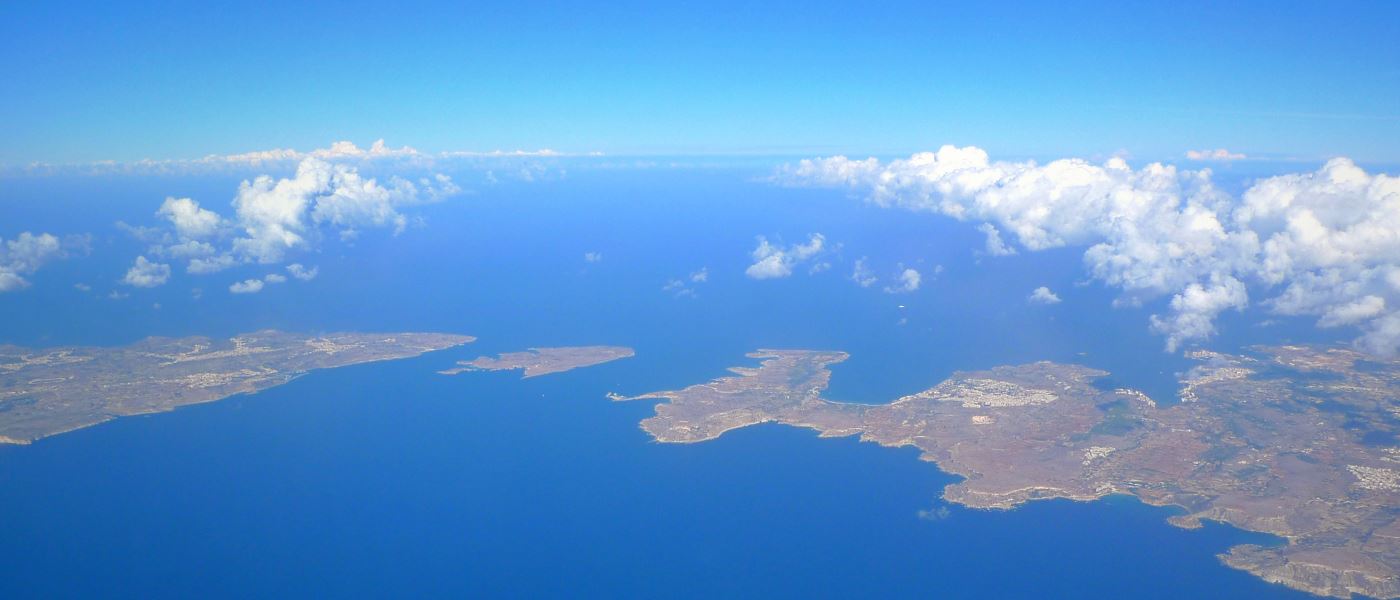 Ausblick auf dem Flugzeugfenster auf die Insel Malta, Comino und Gozo während einem Flug zum Flughafen Malta-Luqa.