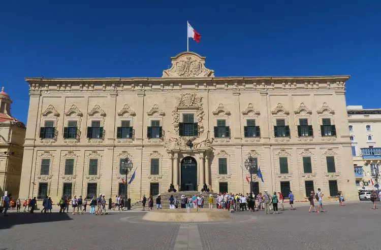 Die Vorderansicht des Großmeisterpalasts in Valletta. 
