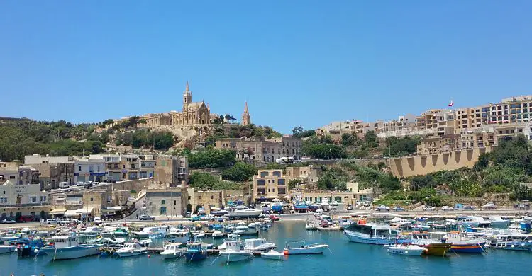 Blick von einem Schiff auf den Hafen der Insel Gozo.