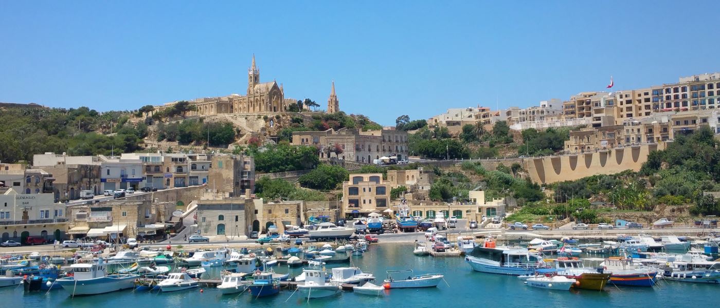 Der Blick vom Hafen auf die Stadt Victoria auf Maltas Schwesterinseln Gozo.