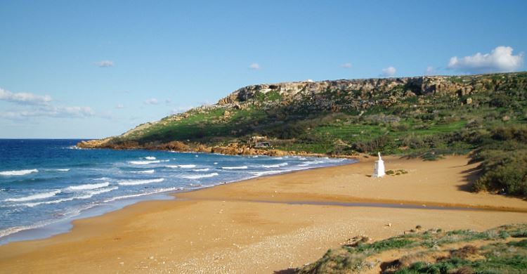 Das Wetter am Rambla Strand im Frühjahr. Das mediterrane Klima auf Malta sorgt für gutes und warmes Wetter. Die Sonne scheint, die Hänge sind mit Bäumen und Palmen bewachsen. Man kann am Strand schwimmen. 