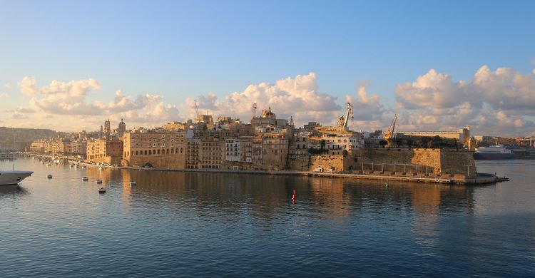 Der Blick von Maltas Hauptstadt Valletta auf die gegenüber der Hafenbucht gelegene Stadt Vittoriosa. 