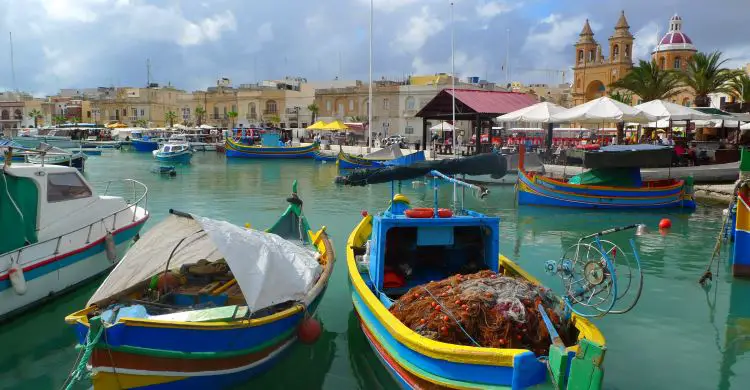 Die hölzernen, bunten Fischerboote im Hafen von Marsaxlokk. 