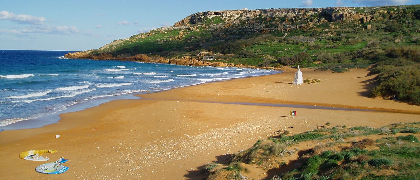 Der rötliche Sandstrand an der Ramla Bay im Inselstaat Malta.