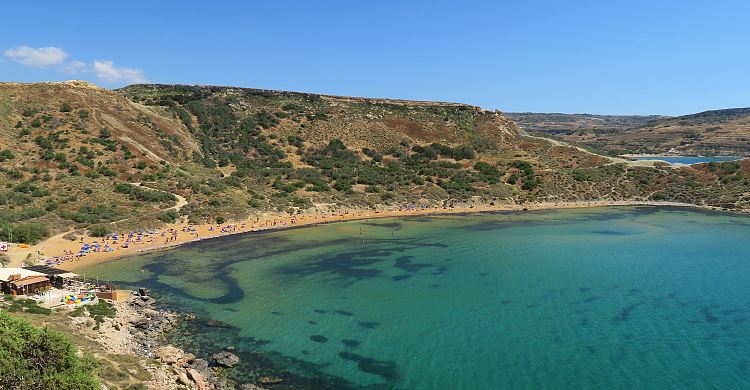 Ein Strand nahe der Golden Bay mit dem sonnigen Wetter im Mai. Es liegen schon Badegäste am Strand. 