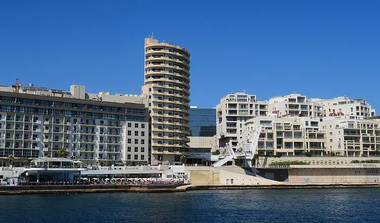 Blick vom Marsamxett Hafen auf die The Point Shopping Mall.