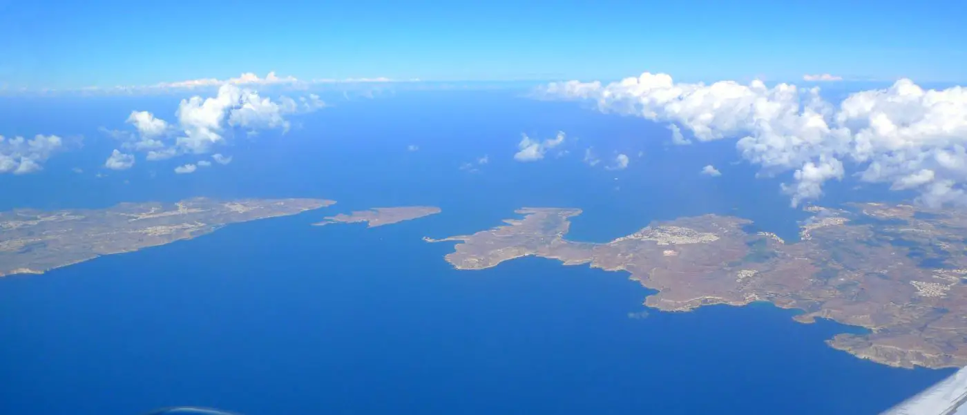 Der Flughafen Malta Luqa während des Landeanfluges aus großer Höhe gesehen. Das Bild zeigt die Inseln Malta, Gozo und Comino. Im Hintergrund ist der Horizon zu sehen.