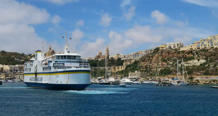 Der Blick auf den Hafen von Mgarr auf Gozo, mit einer öffentlichen Fähre im Hafen. 