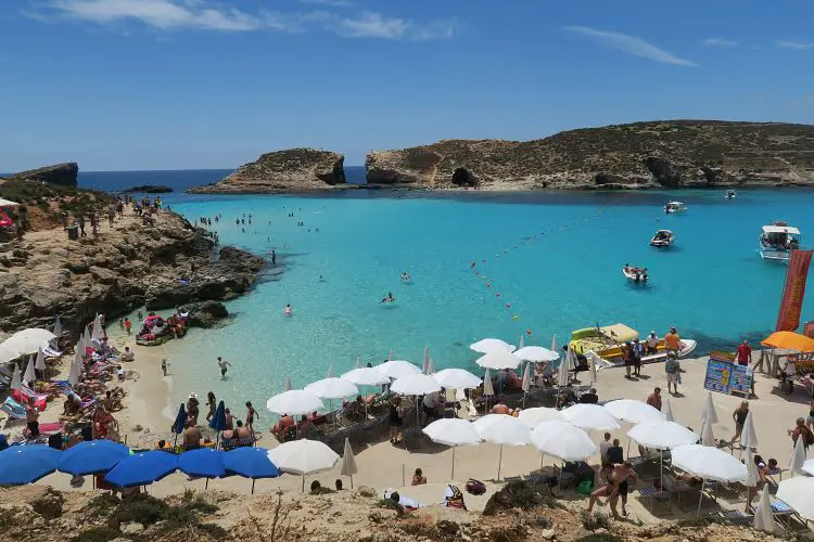 Ein Bild des türkisblauen Wassers und des Strandes auf der Insel Comino. 