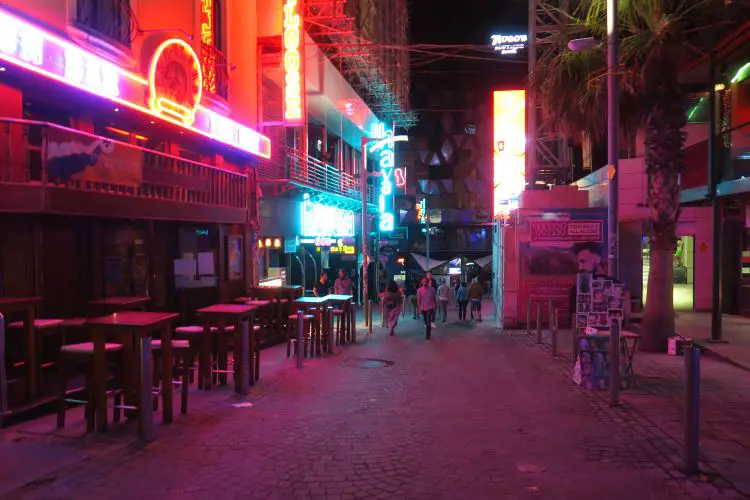 Ein Bild der Straße durch das Ausgehviertel Paceville auf Malta. Es sind die Bars, Restaurants und Clubs rund um die Straße zu sehen.