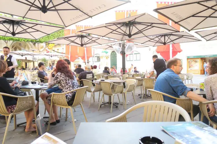 Der mit weißen Sonnenschirmen abgedeckte Gastgarten des Caffee Cordina in Valletta, Malta. 