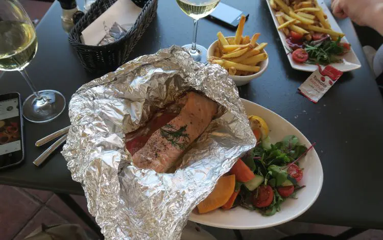 Ein Teller mit einem in Alufolie eingewickelten Lampuki Fisch in einem Restaurant auf Malta. 