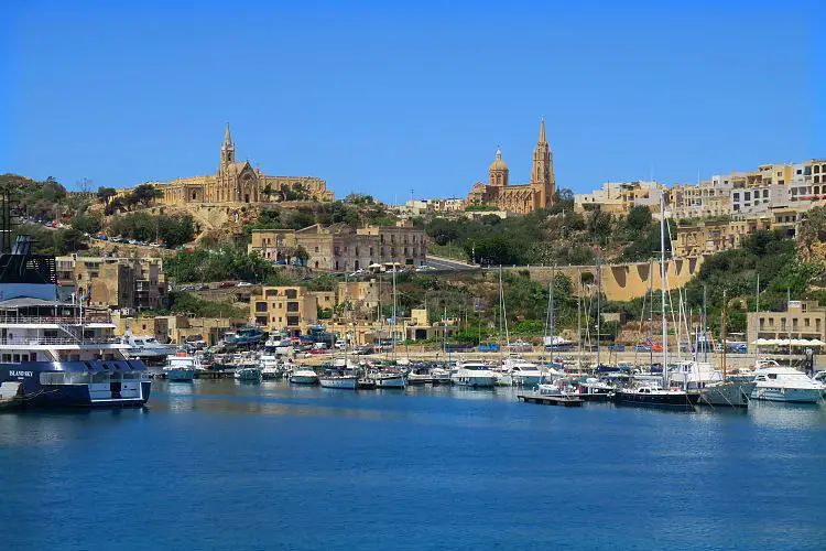 Das Bild zeigt den Hafen von Mgarr auf Gozo von einer in den Hafen eindahrenden Fähre. 