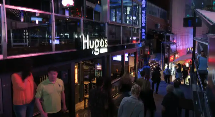 Der Eingang in Hugos Lounge Restaurant und Bar, in Maltas Ausgehviertel Paceville in der Nacht. 