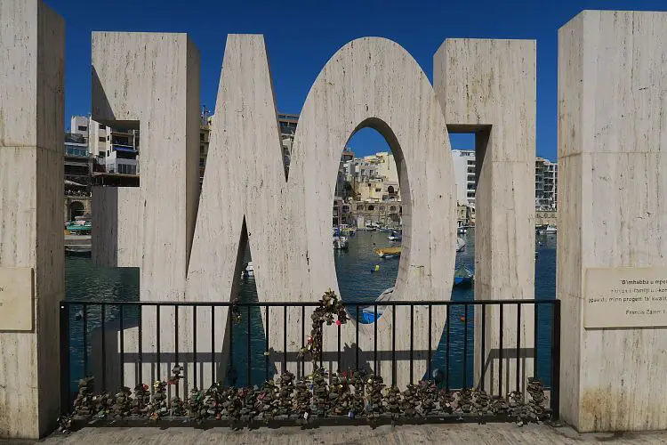 Unzählige Liebesschlösser hängen am Zaun am Love Sign in der Spinola Bay auf Malta. 