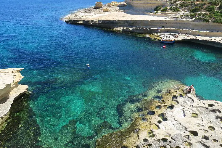 Der St. Peters Pool besteht aus einem natürlichen Steinpool. Das Wasser am Pool ist türkisblau, man sieht bis auf den Grund hinunter. Der Pool ist von weißen Klippen umgeben. 