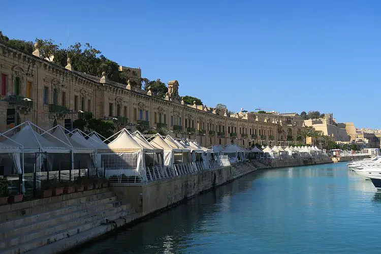 Die Gebäude, Restaurants, Bars und Yachten an der Valletta Waterfront.