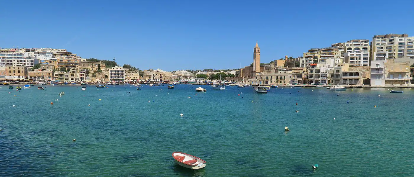 Das sonnige Wetter im Hafen der kleinen Stadt Marsaskala auf Malta im April.