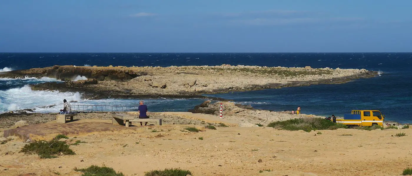 Das sonnige Wetter an der Küste von Malta im Dezember.