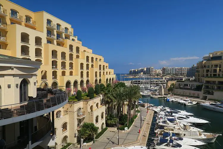 Der Blick auf das Hilton Hotel und die danebenliegende Bucht auf Malta. 