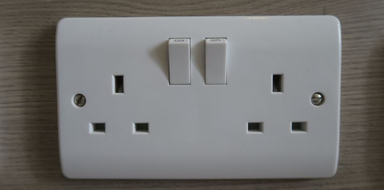 Zum Skross Pro Reisestecker für Malta auf Amazon! Eine auf Malta übliche britische Steckdose. Sie besteht aus drei flachen Steckern.