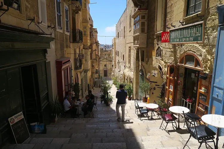 Eine schmale Gasse in der Innenstadt von Valletta, der Hauptstadt von Malta. 