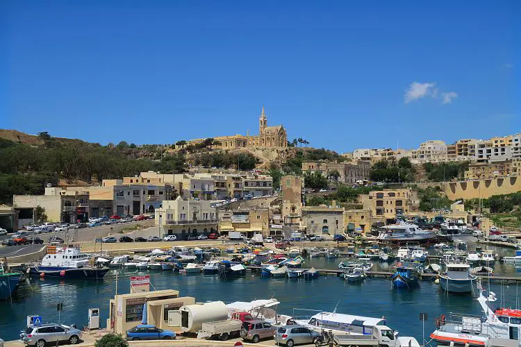 Das sonnige Wetter im Hafen von Mgarr auf der Nachbarinsel von Malta, Gozo. 