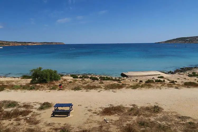 Das sonnige Wetter an einem Sandstrand auf der Insel Malta im Mittelmeer, im Dezember. 