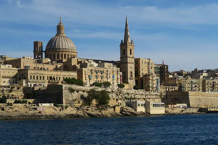 Das sonnige Wetter in der Hauptstadt von Malta, Valletta, im Februar mit den alten Gebäuden und der Altstadt. 