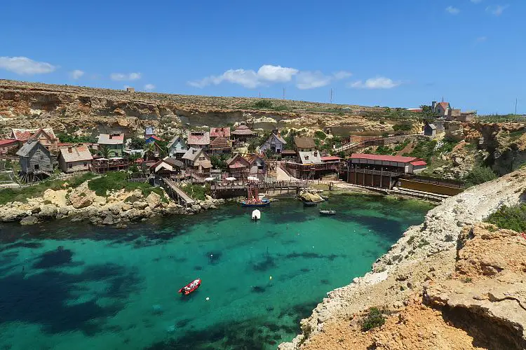 Das sonnige Wetter an der türkisblauen Bucht in dem das Popeye Village liegt auf Malta.