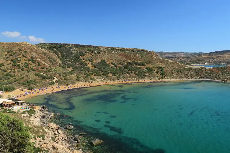 Ein Strand auf Malta und das sonnige Wetter im September.