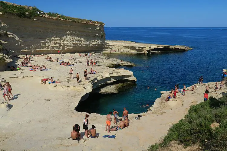 Einwohner von Malta in Badekleidung am St. Peter´s Pool. 