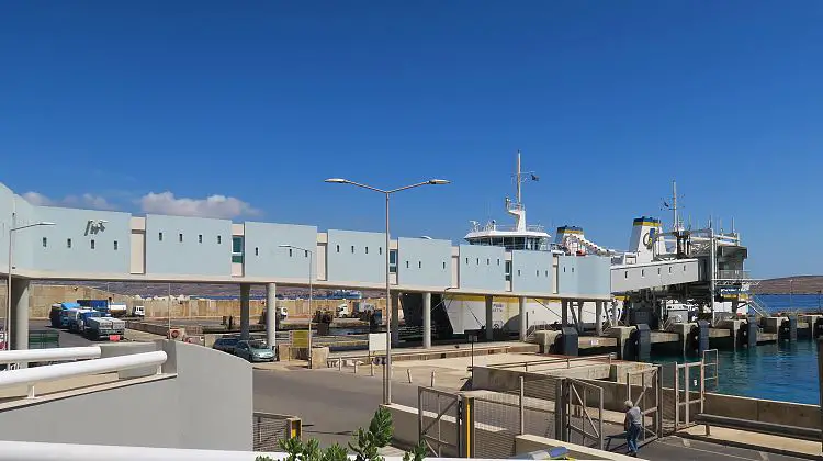 Die Autofähre nach Gozo liegt im Fährterminal in Cirkewwa vor Anker.