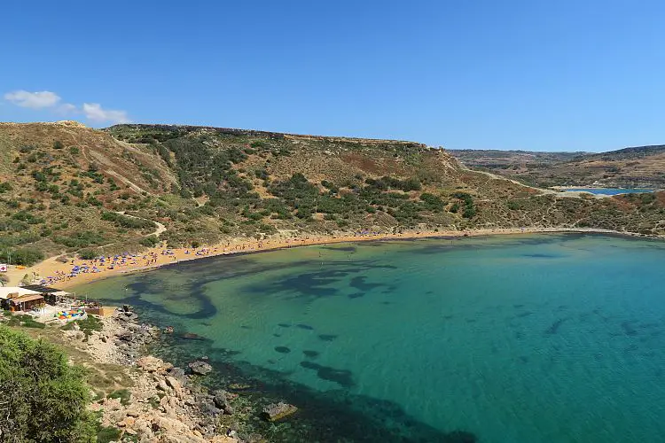 Das türkisblaue Meer und der goldfarbene Sandstrand in der Għajn Tuffieħa Bay.