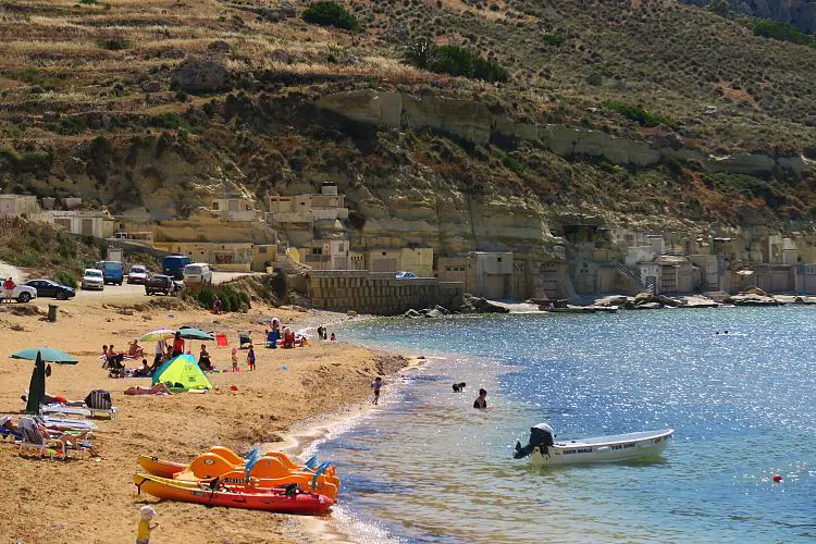 Am Gnejna Bay Beach liegen Dutzende Einwohner von Malta in der Sonne. 