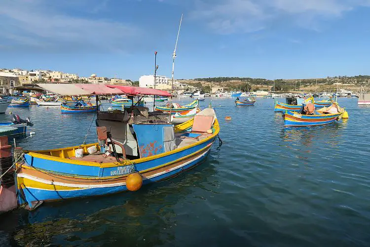 Luzzo Boote liegen im Hafen von Marsaxlokk auf Malta vor Anker.