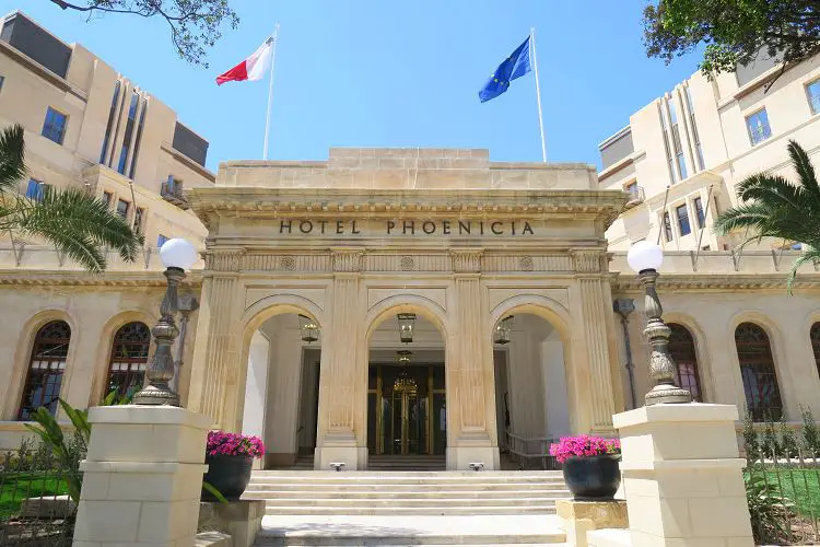 Die große, weiße Eingangstüre und das Haupthaus des 5 Sterne Hotels Phoenicia.