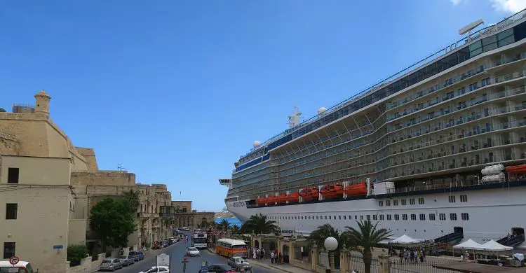 Ein großes Schiff liegt im Kreuzfahrthafen von Valletta vor Anker.