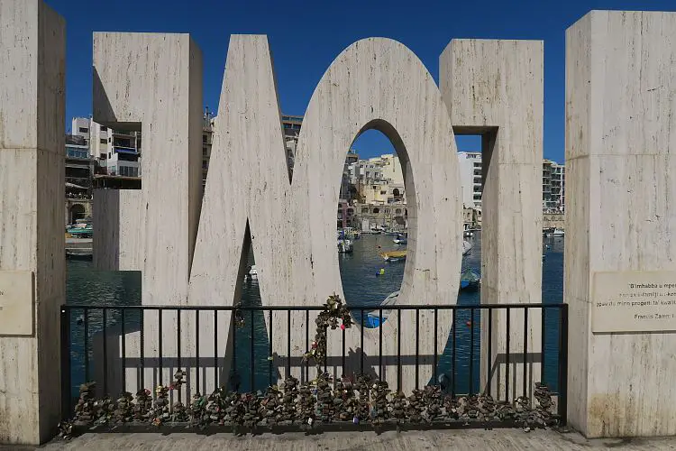 Das in spiegelverkehrter Schrift geschriebene LOVE Sign an der Spinola Bay auf Malta.