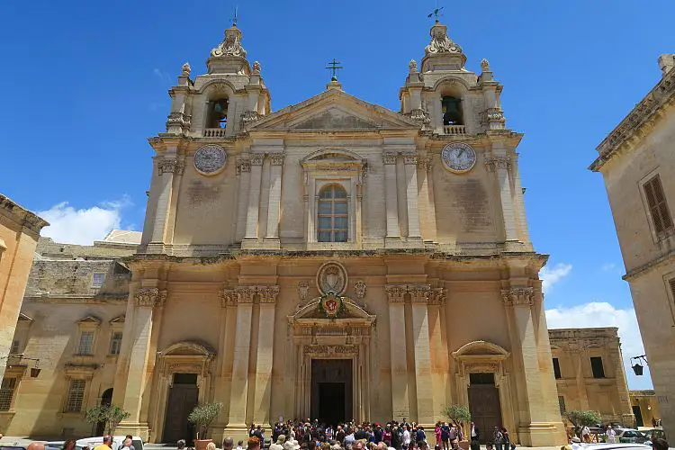 Einwohner von Malta vor der Kirche in Mdina/Rabat