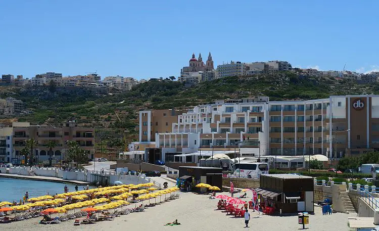 db Seabank Resort + Spa in Mellieha Der Blick von der Mellieha Bay auf das db Seabank Resort + Spa Hotel.