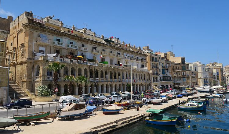 Der Blick von der Vittoriosa Yacht Marina auf eine Straße auf der ein Mietwagen fährt.