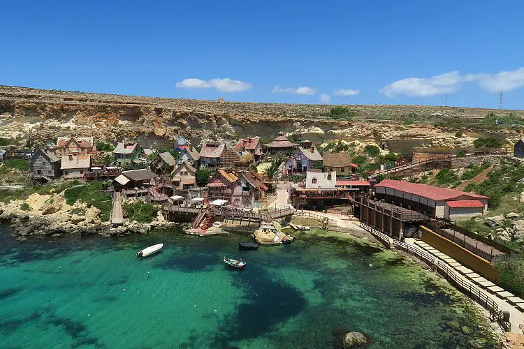 Der Blick von den Klippen auf die Anchor Bay hinunter, in dem sich das Popeye Village befindet.