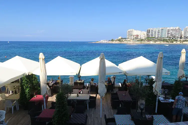 Der Blick von einem Restaurant auf die St. Julian´s Bay.