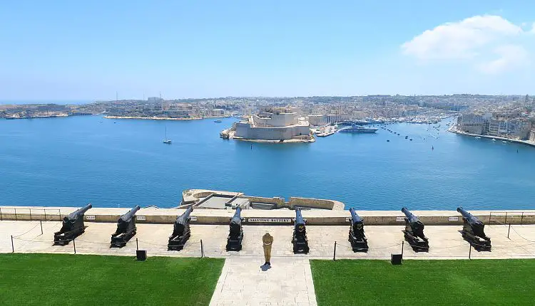 Der Blick von den Upper Barakka Gardens auf die Saltuting Battery, den Grand Harbour und The Three Cities im Hintergrund.