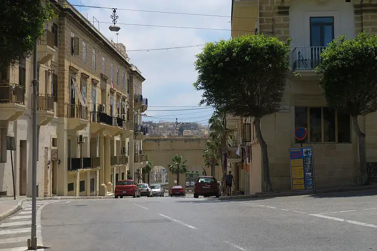 Die Hauptstraße durch die Stadt Senglea auf Malta. 