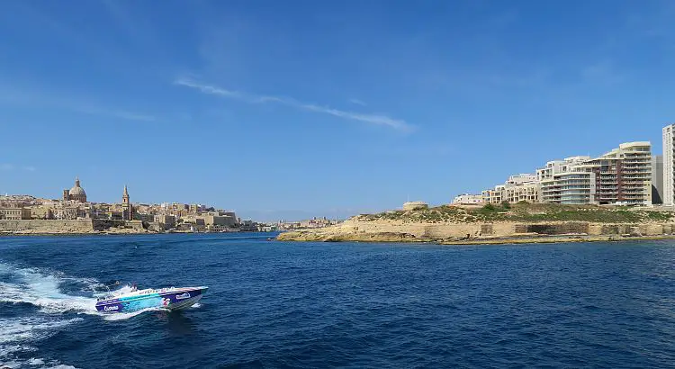 Blick von einem Schiff auf den Marsamxett Hafen, der Valletta und Sliema trennt.