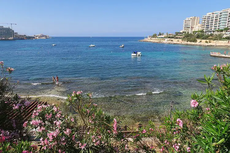 Die St. Julian´s Bay auf Malta, zusammen mit dem Meer und der Küste, gesehen von der Uferpromenade.