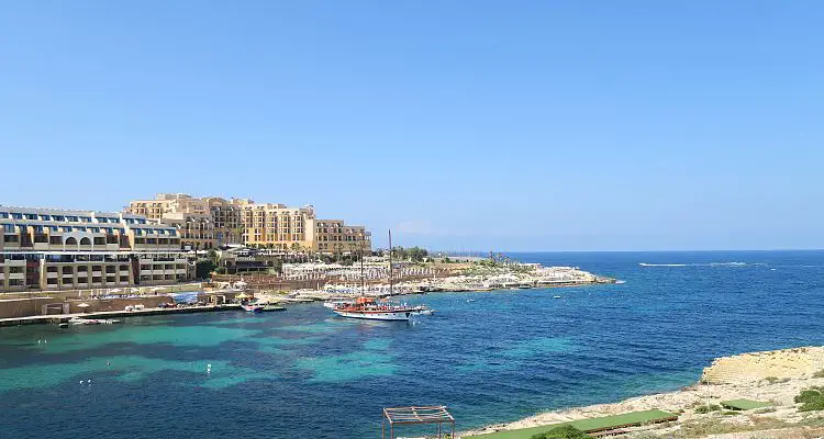 Die St. George´s Bay auf Malta und das türkisblaue Meer.